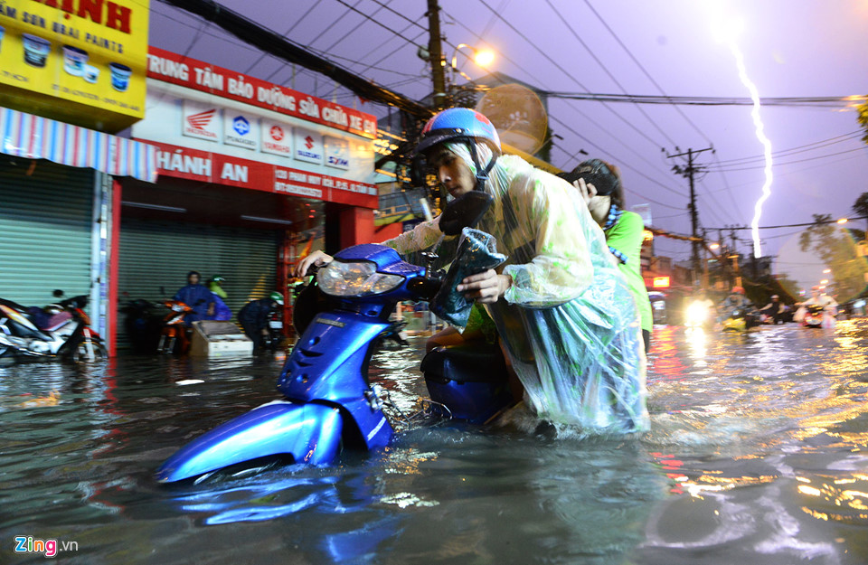 Người Sài Gòn lội nước ngập ngang bụng, ngã sấp mặt giữa đêm